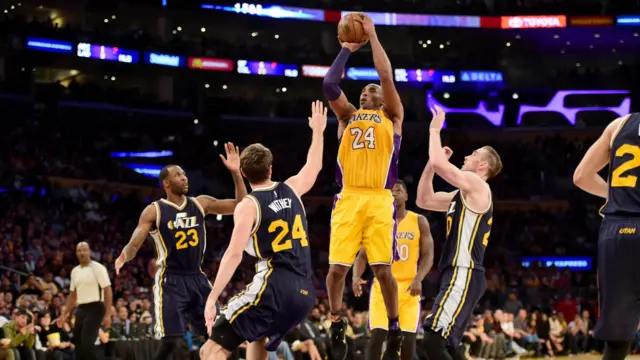 篮球比赛精彩扣篮瞬间